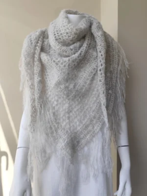 Chal de seda de alpaca tejido a mano: estilo vintage con flecos en gris