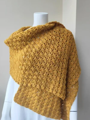 Chal de Crochet de Alpaca cuadrado. Amarillo