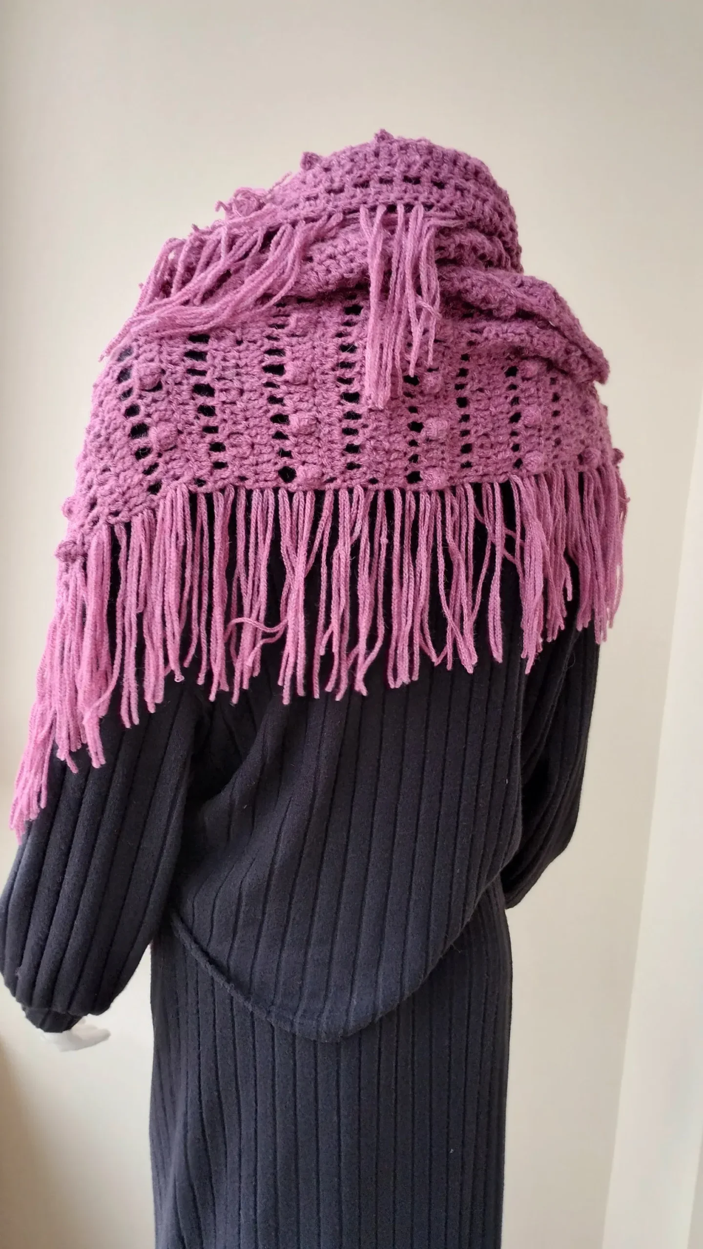 Chal de Crochet de Alpaca con Flecos. Cereza Suave - Imagen 3