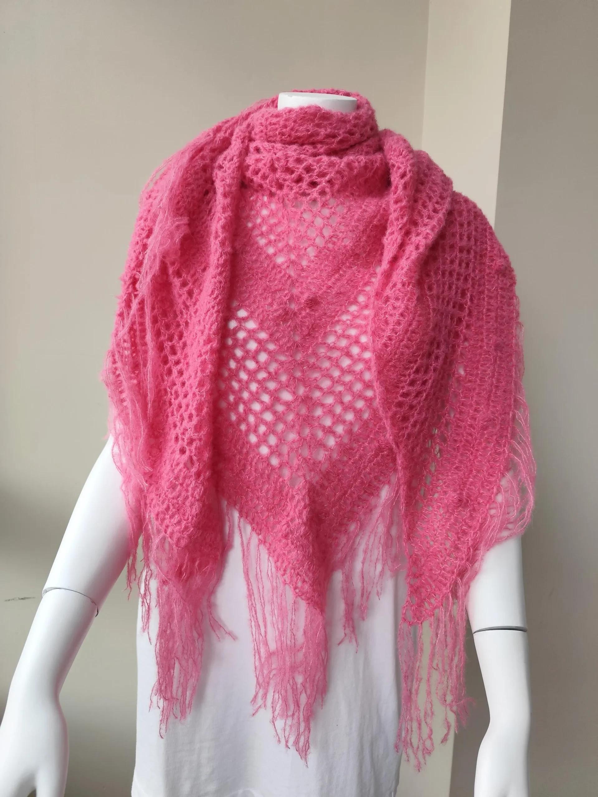 Chal de Crochet de Alpaca con Flecos. Rosa