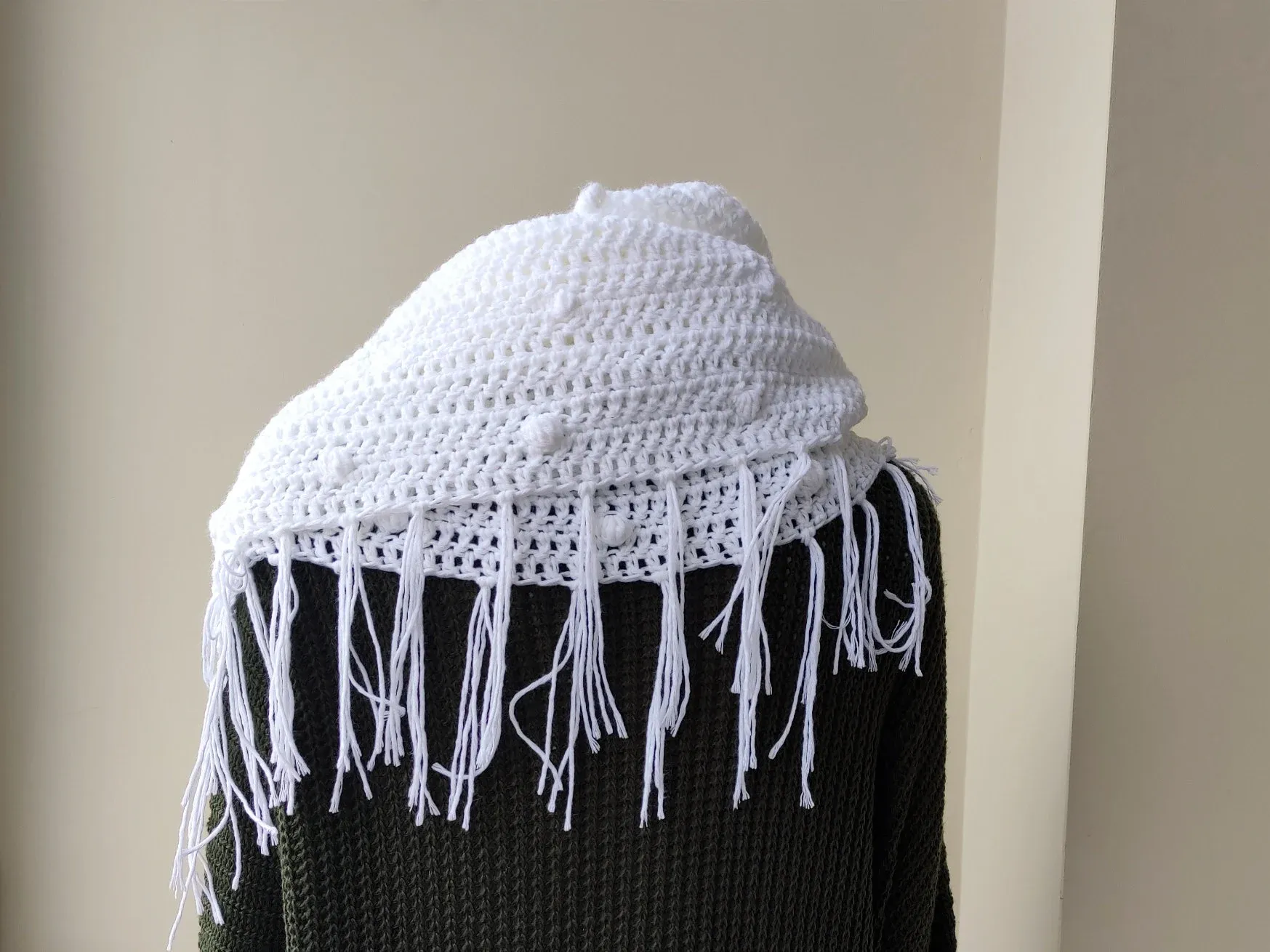Chal de Crochet de Lana Vegetal con Flecos. Blanco - Imagen 4