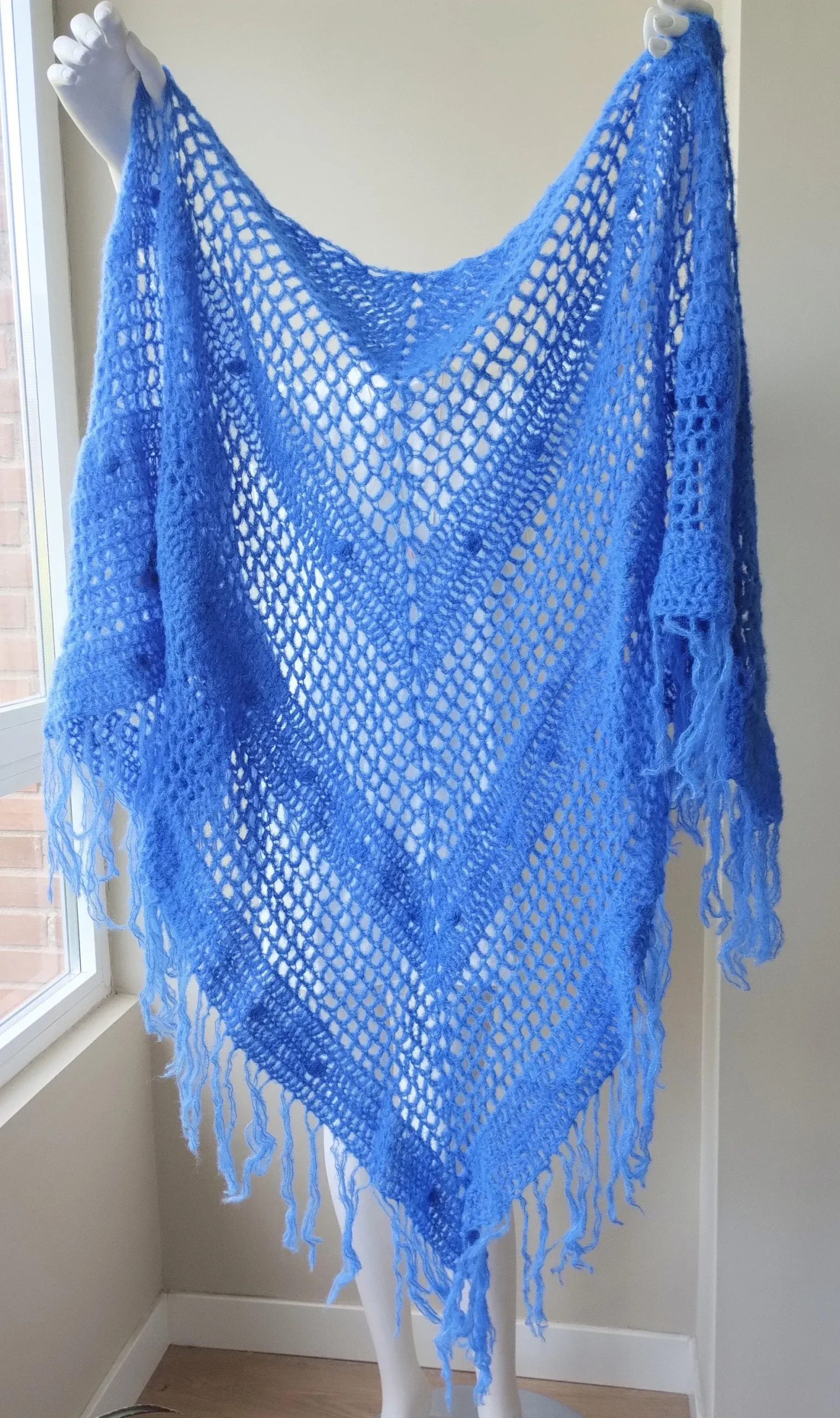 Chal de Crochet de Alpaca con Flecos. Azul Cobalto - Imagen 4