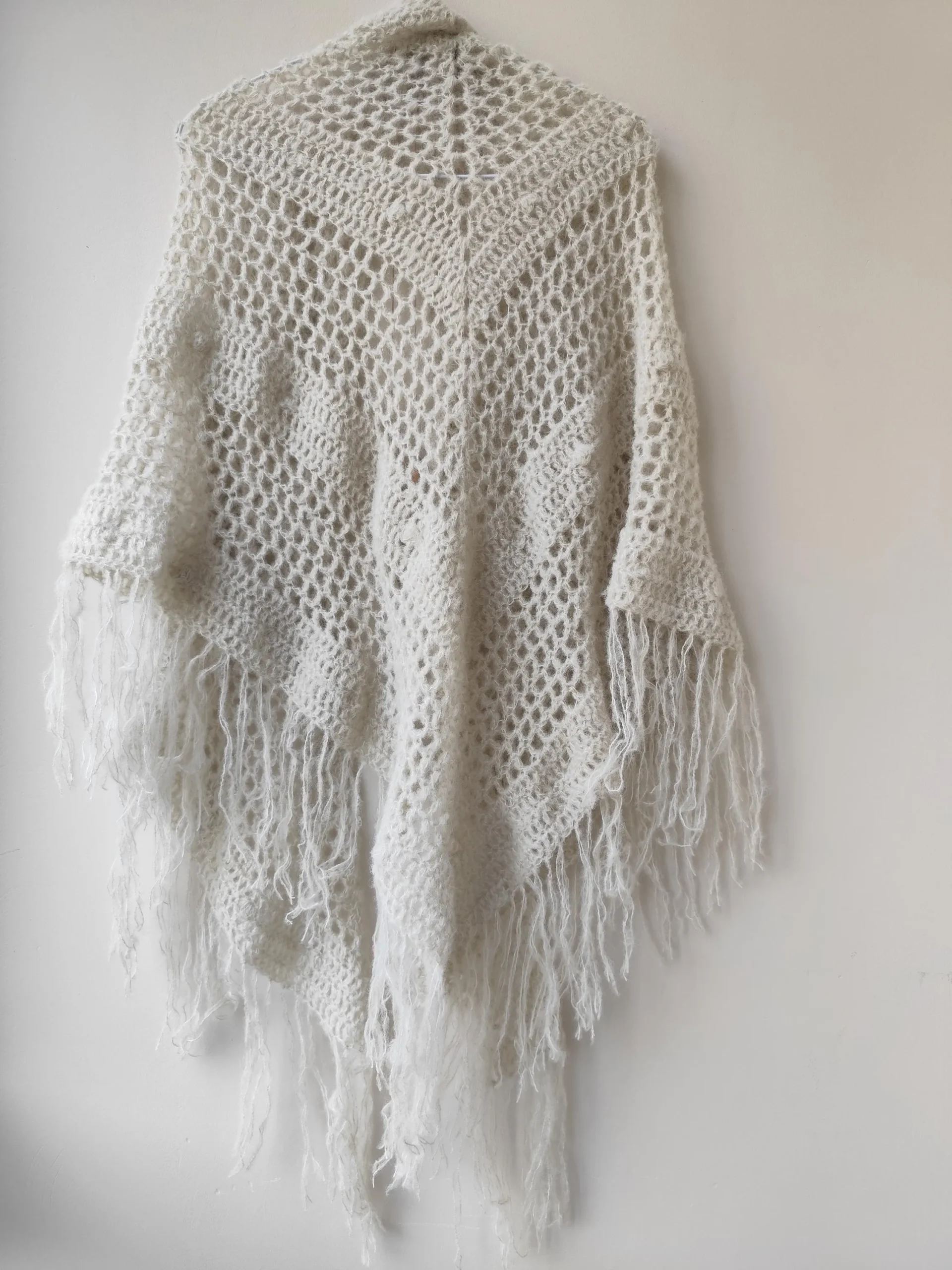 Chal de Crochet de Alpaca con Flecos. Blanco - Imagen 4