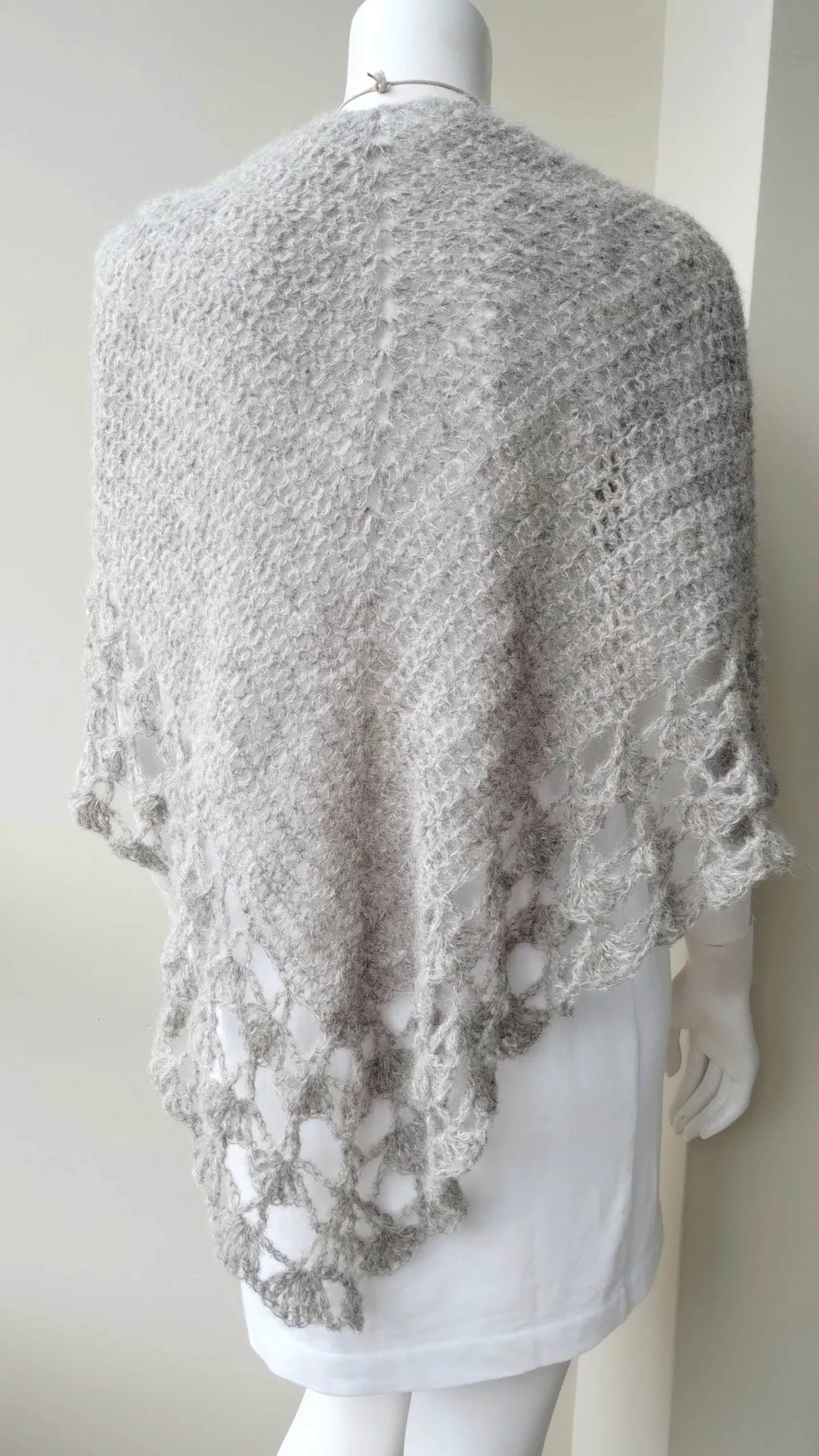 Chal de Crochet de Alpaca Gris - Imagen 4