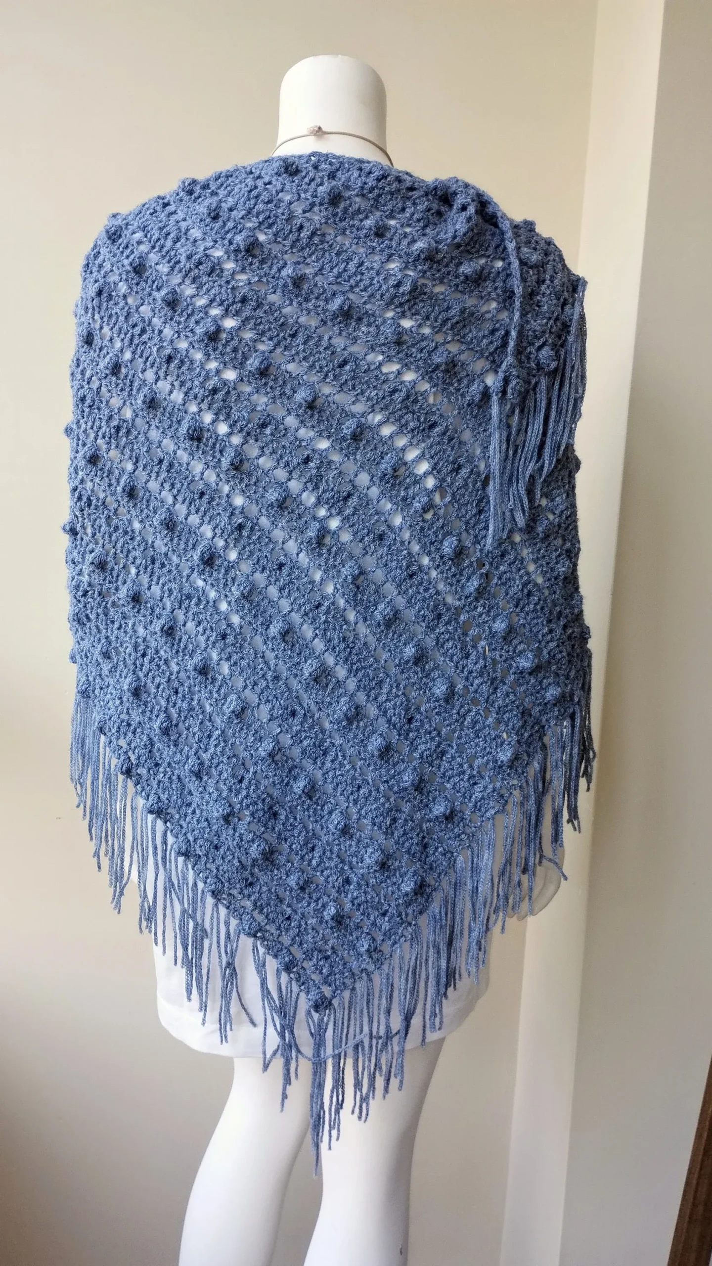 Chal de crochet color azul jeans con flecos hecho a mano - Imagen 6