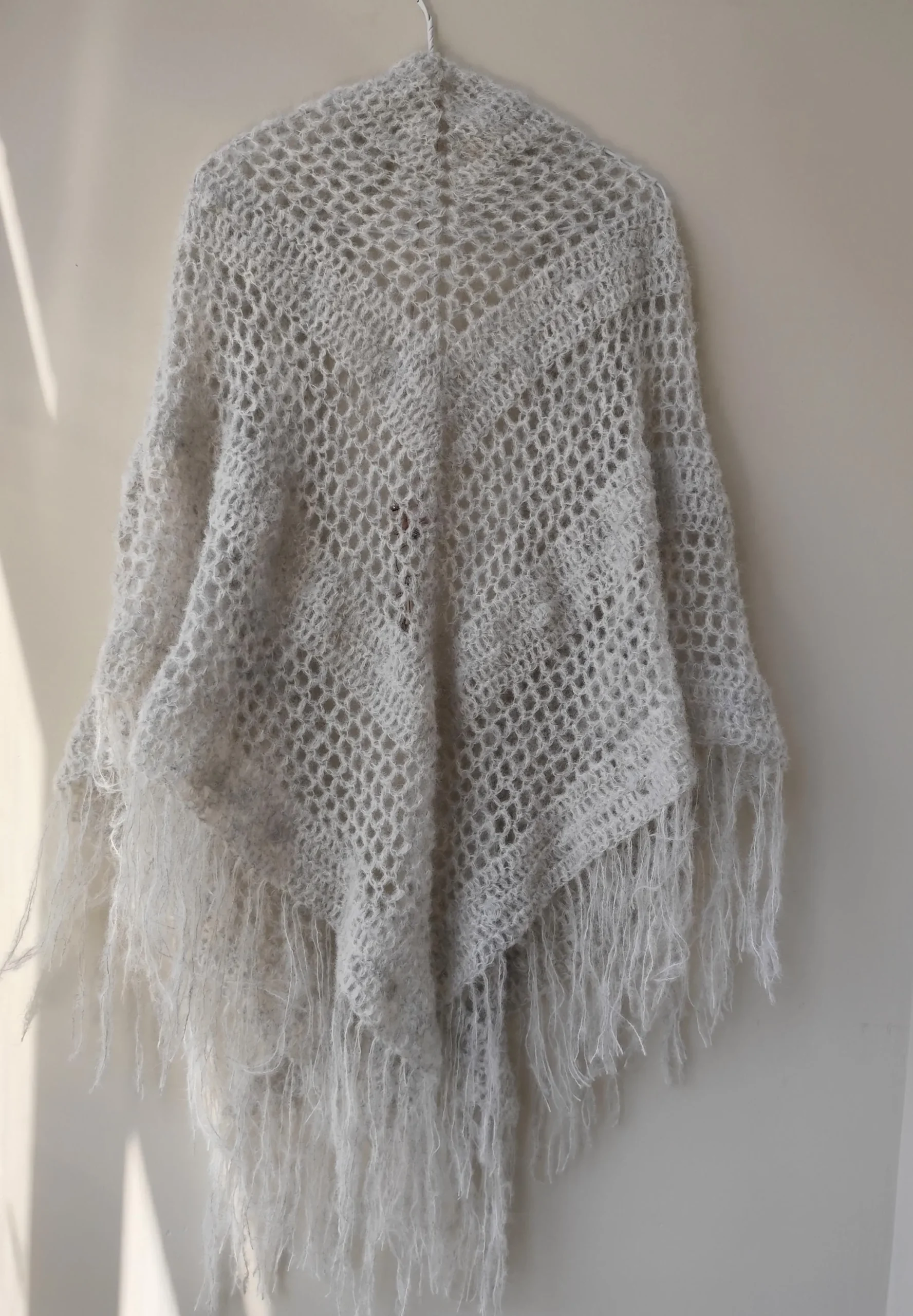 Chal de Crochet de Alpaca Gris con Flecos - Imagen 5