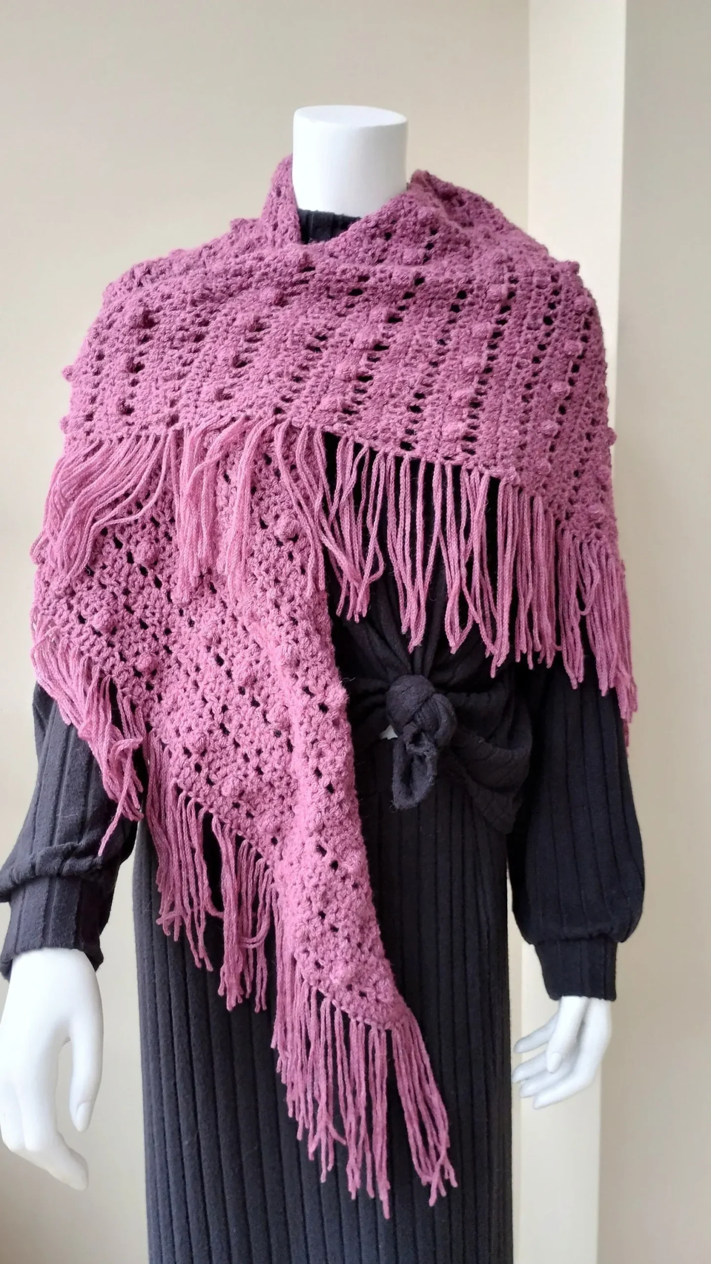 Chal de Crochet de Alpaca con Flecos. Cereza Suave