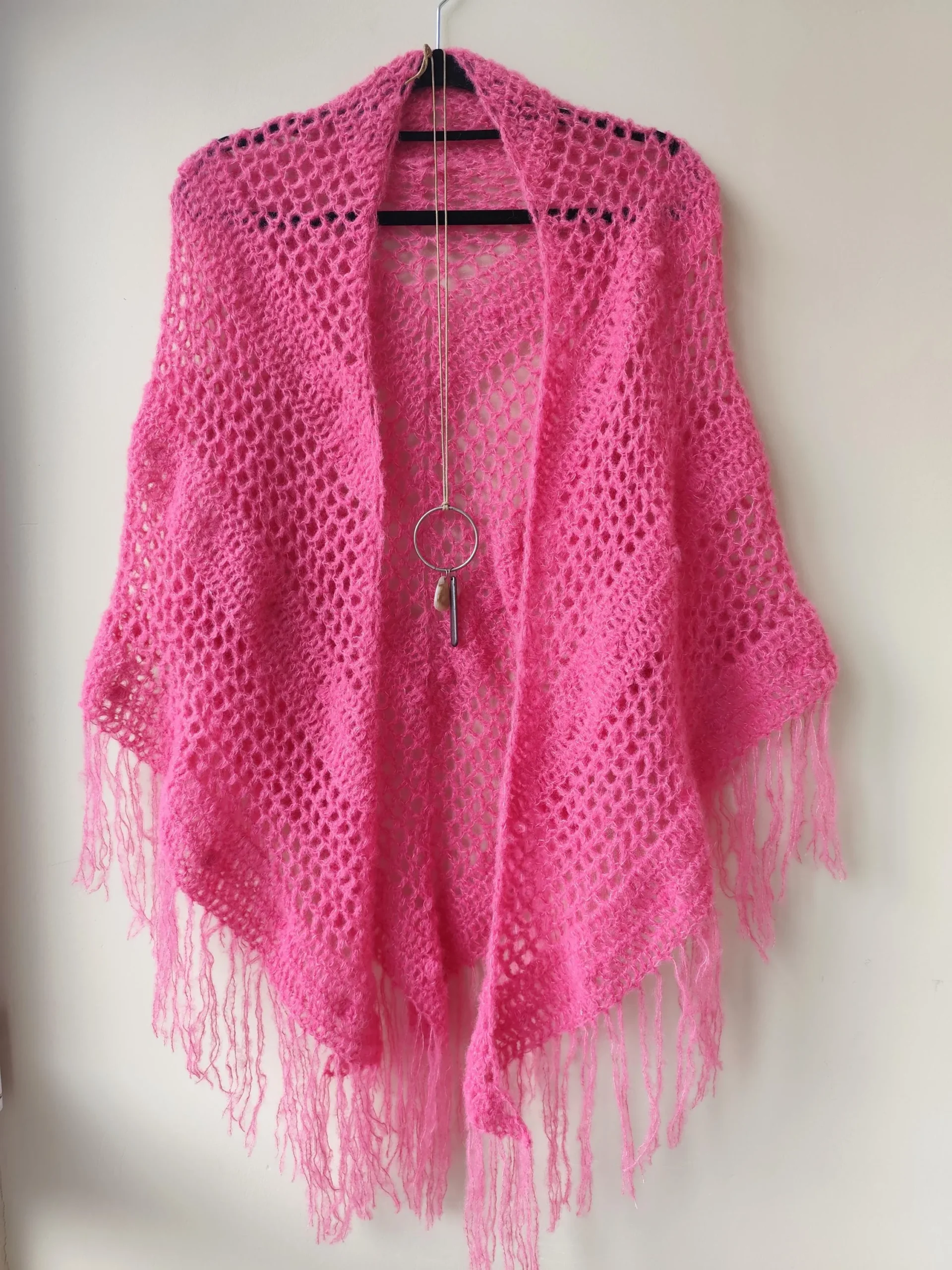 Chal de Crochet de Alpaca con Flecos. Rosa - Imagen 5