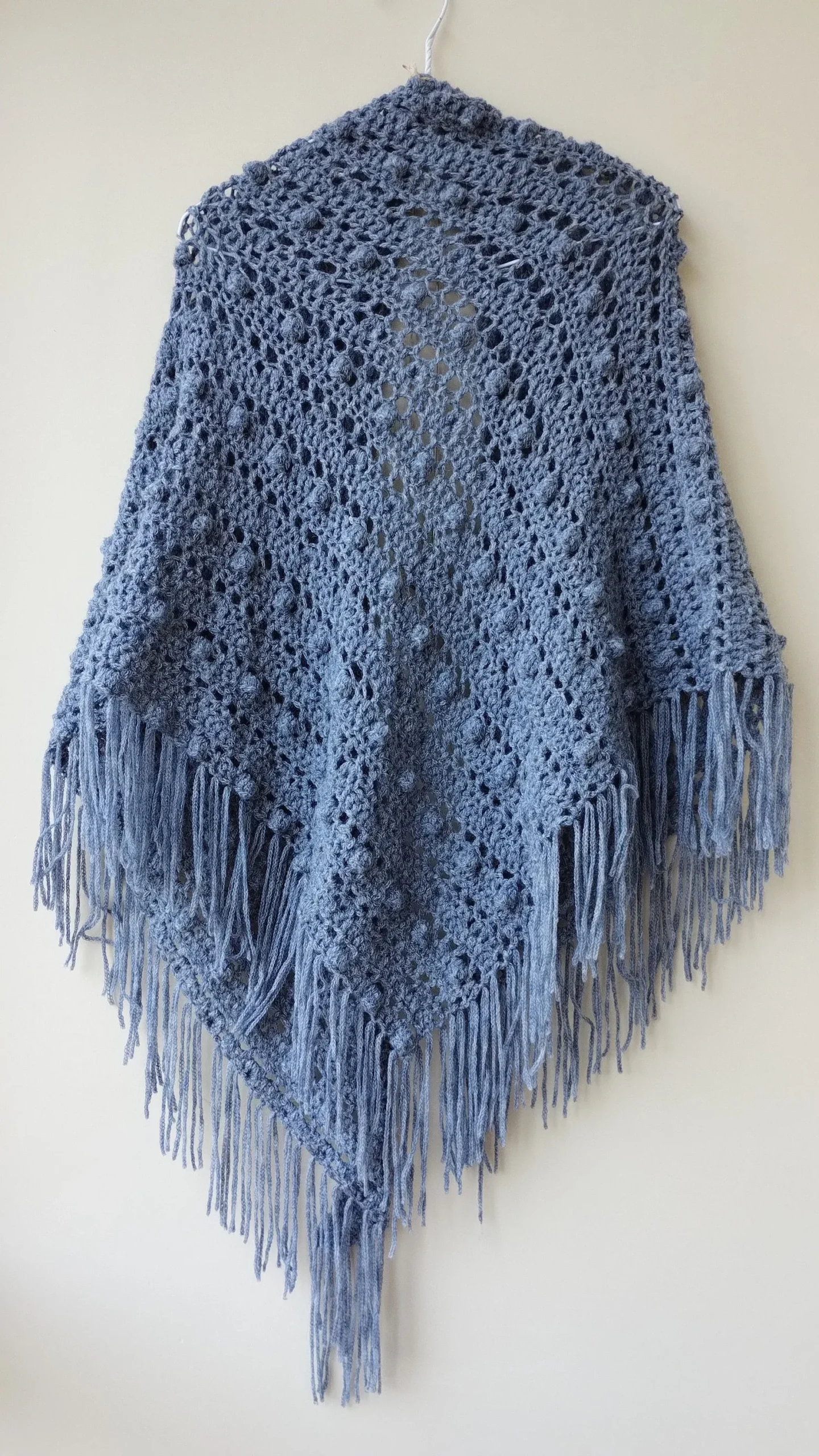 Chal de crochet color azul jeans con flecos hecho a mano - Imagen 7