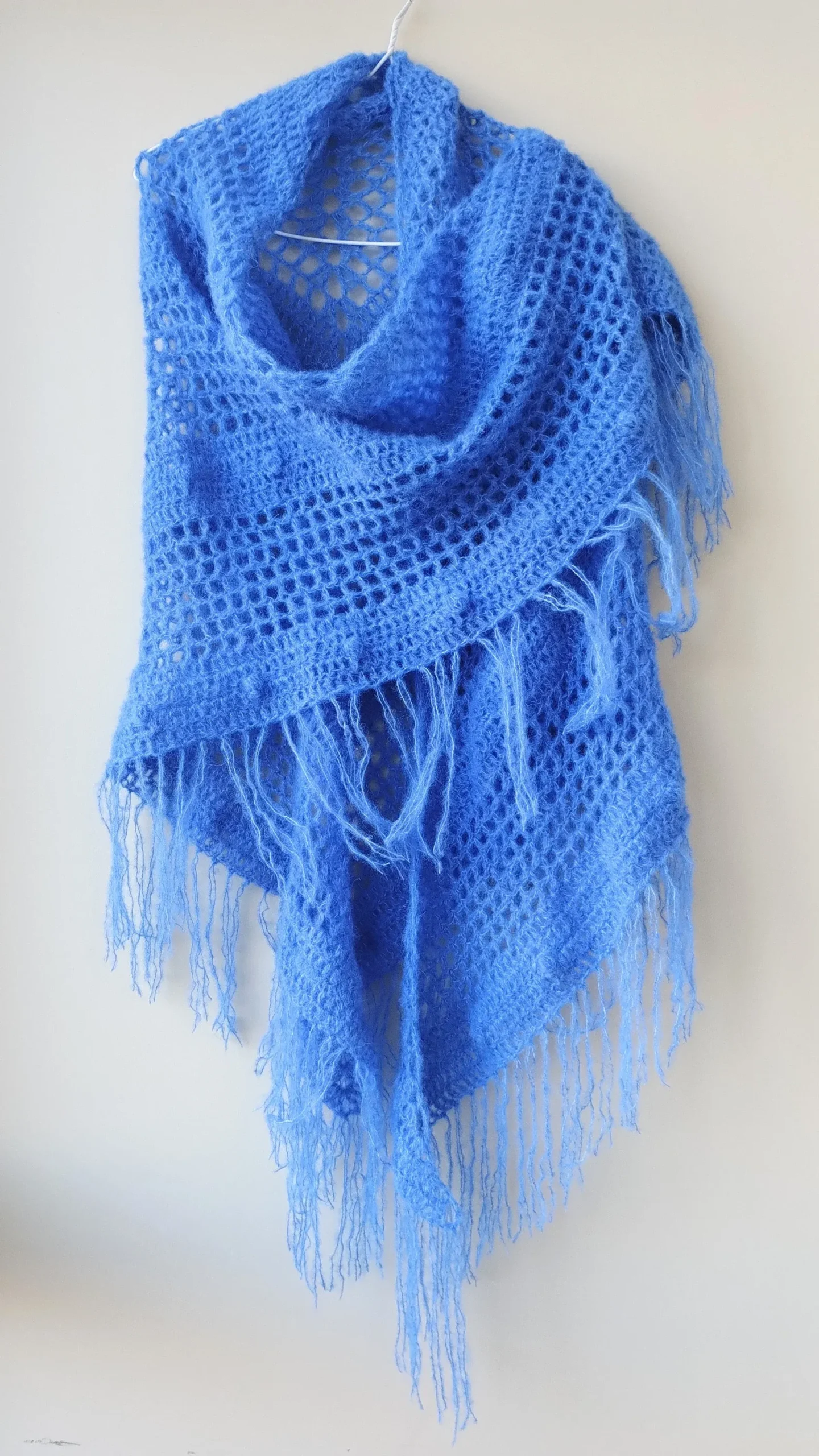 Chal de Crochet de Alpaca con Flecos. Azul Cobalto - Imagen 5