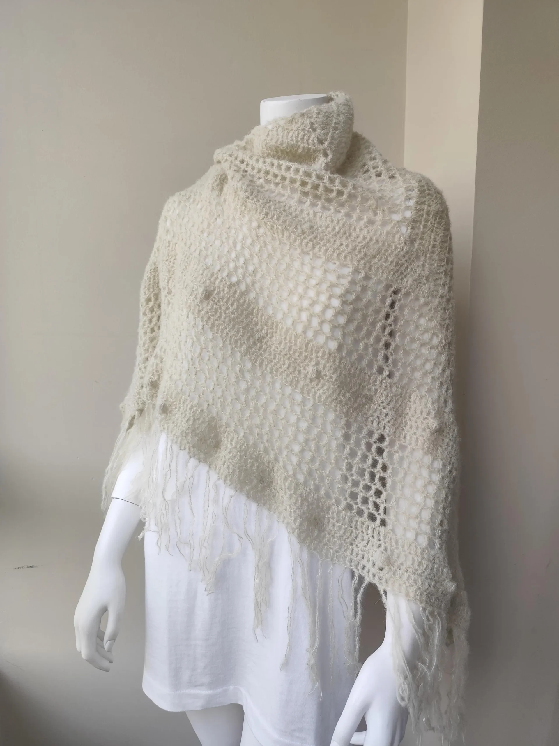 Chal de Crochet de Alpaca con Flecos. Blanco - Imagen 5