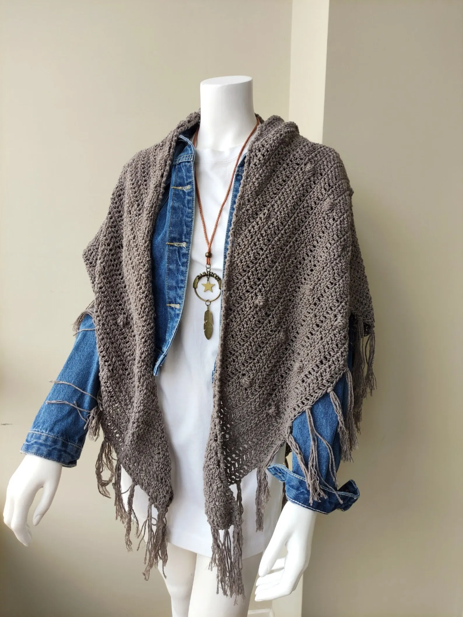Chal de Crochet de Lana Vegetal con Flecos. Taupe - Imagen 5