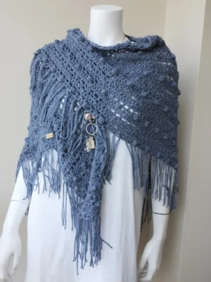 Chal de crochet color azul jeans con flecos hecho a mano