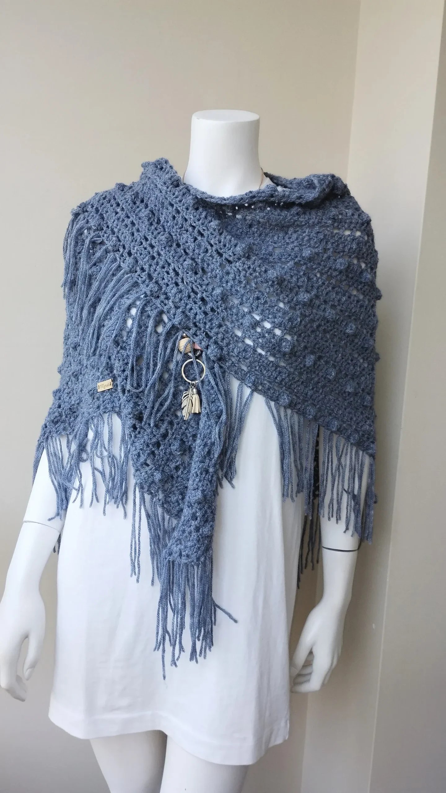 Chal de crochet color azul jeans con flecos hecho a mano