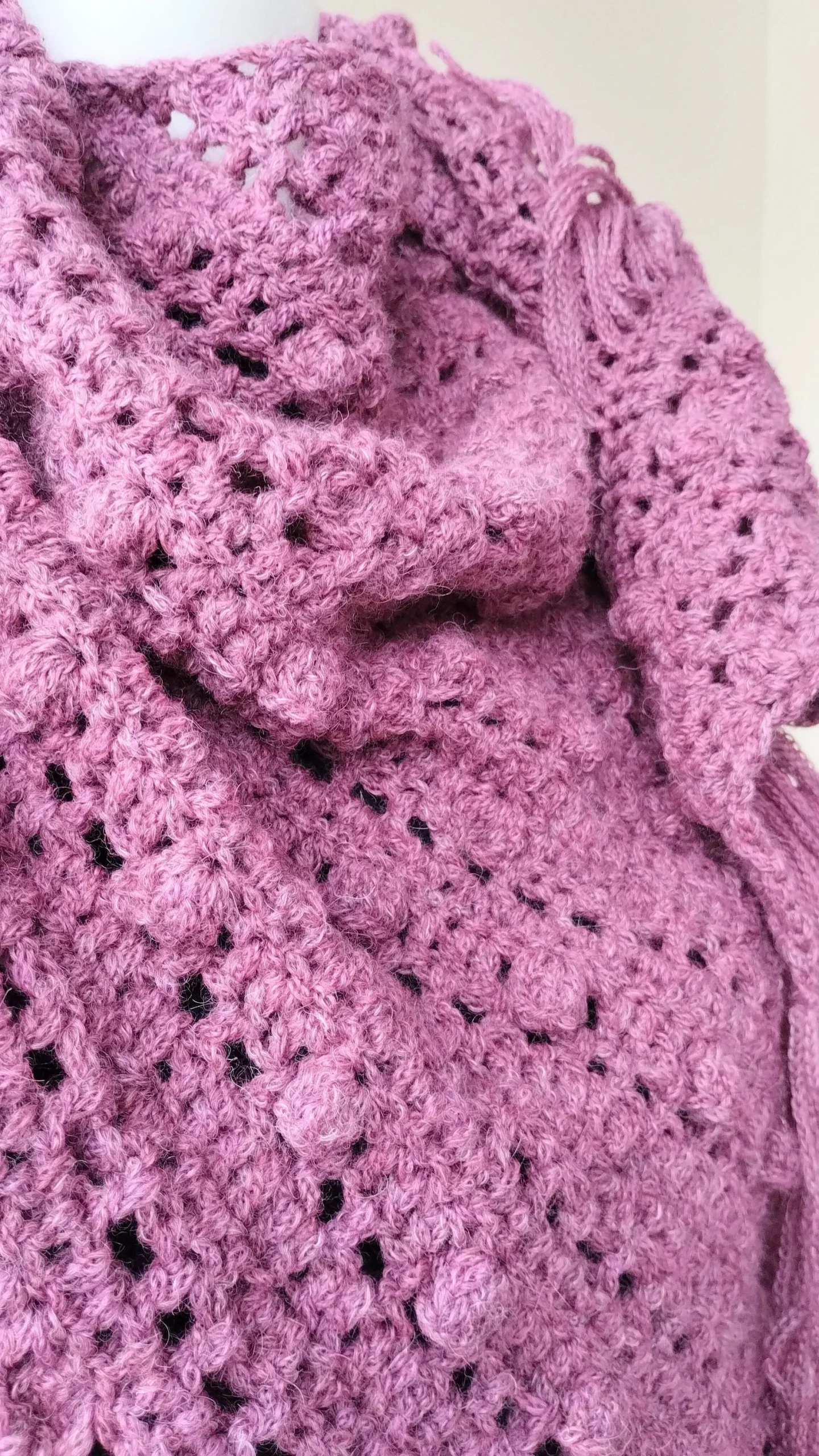 Chal de Crochet de Alpaca con Flecos. Cereza Suave - Imagen 4