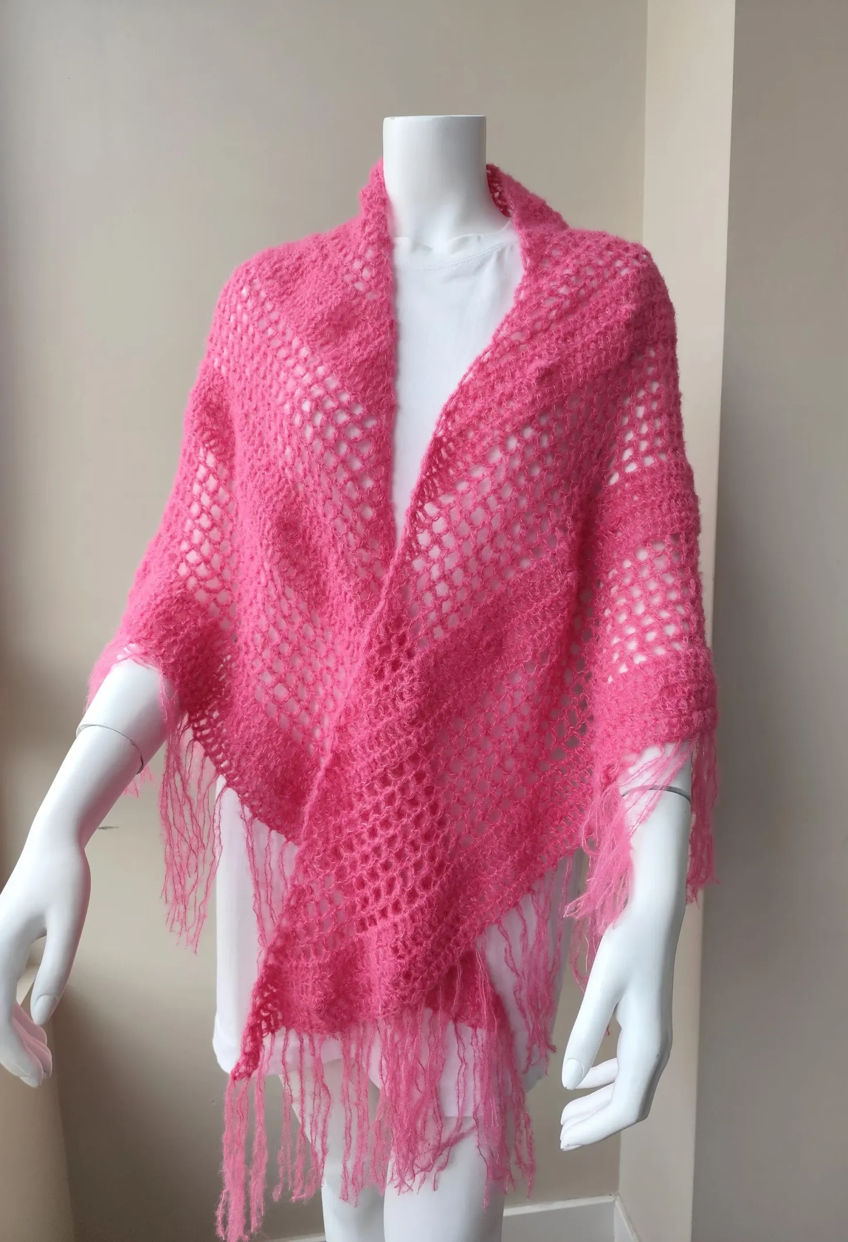 Chal de Crochet de Alpaca con Flecos. Rosa - Imagen 6