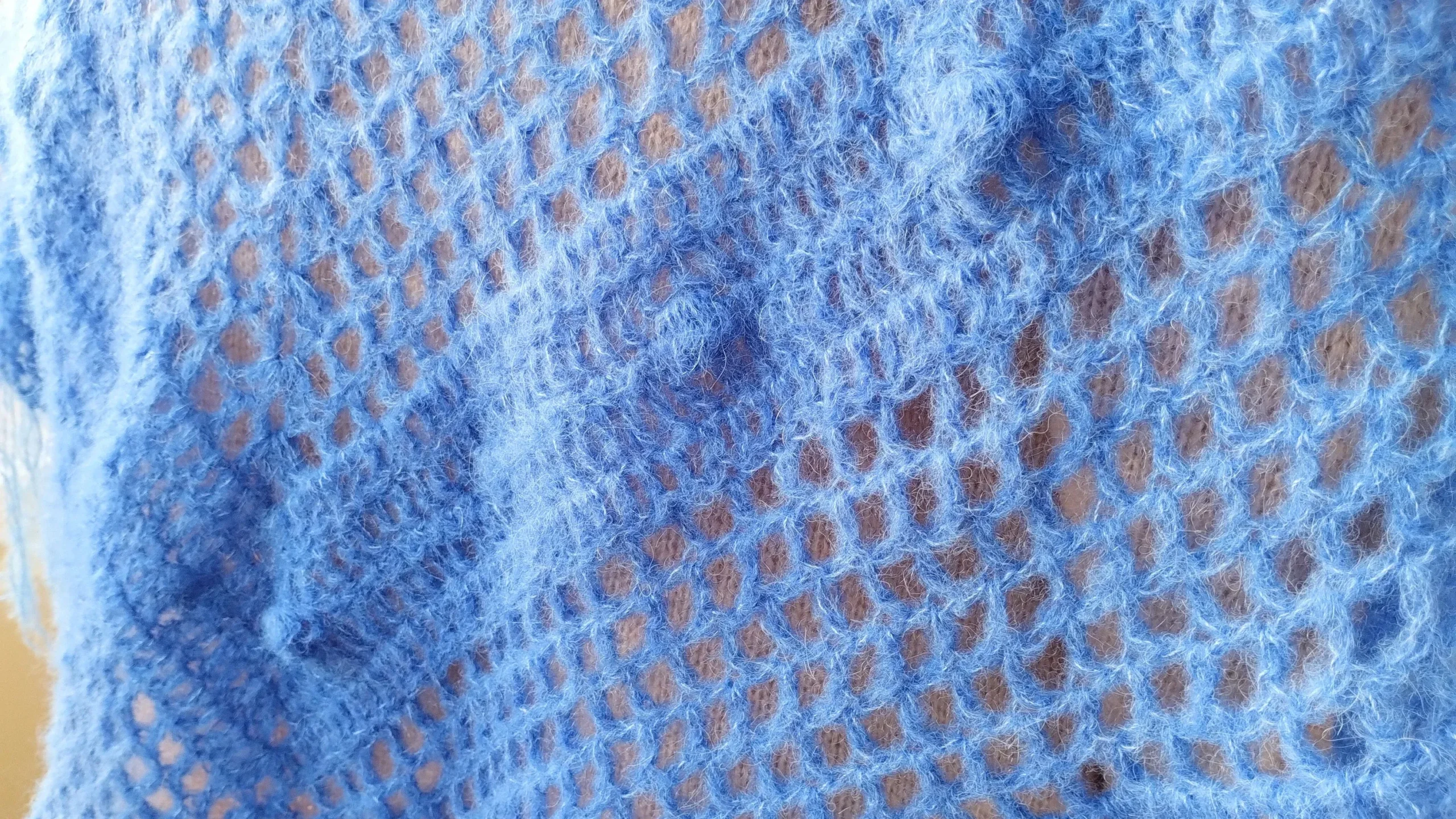 Chal de Crochet de Alpaca con Flecos. Azul Cobalto - Imagen 6