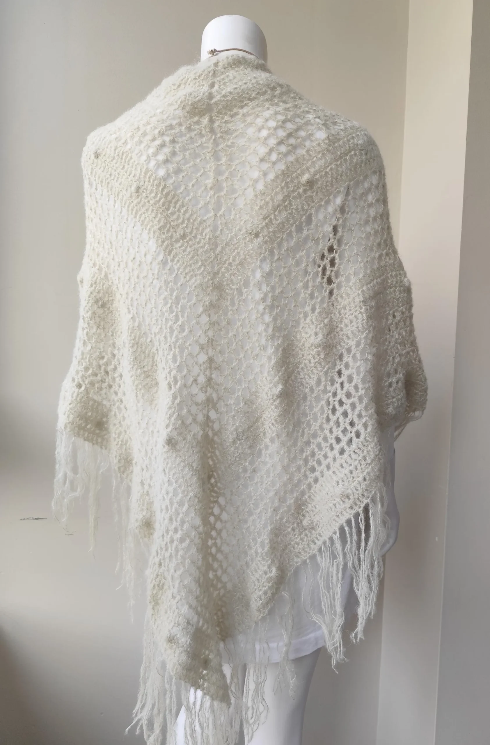 Chal de Crochet de Alpaca con Flecos. Blanco - Imagen 6