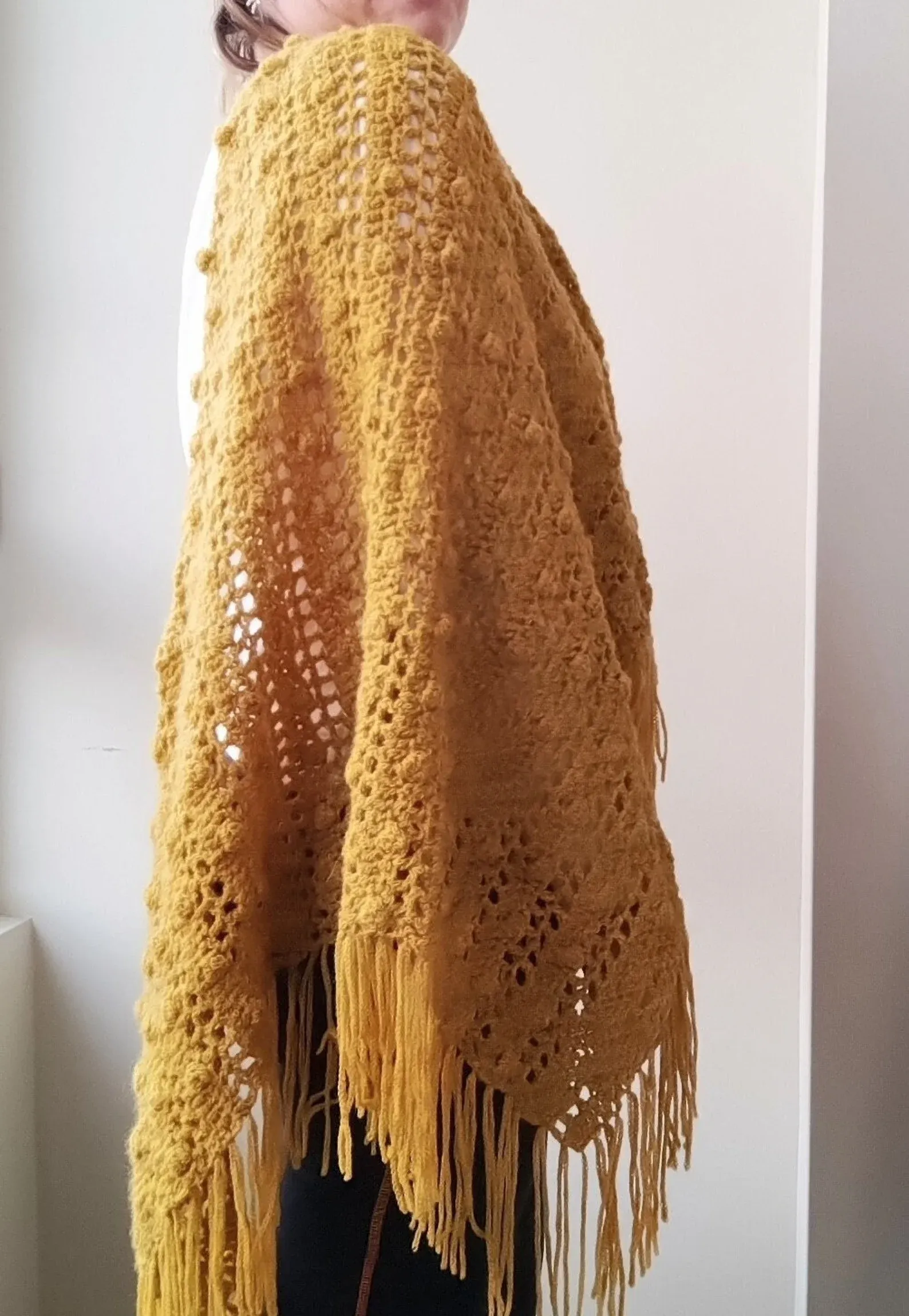 Chal de Crochet de Alpaca con Flecos. Amarillo - Imagen 4
