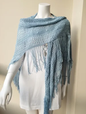 Chal azul pastel de bambú de crochet hecho a mano