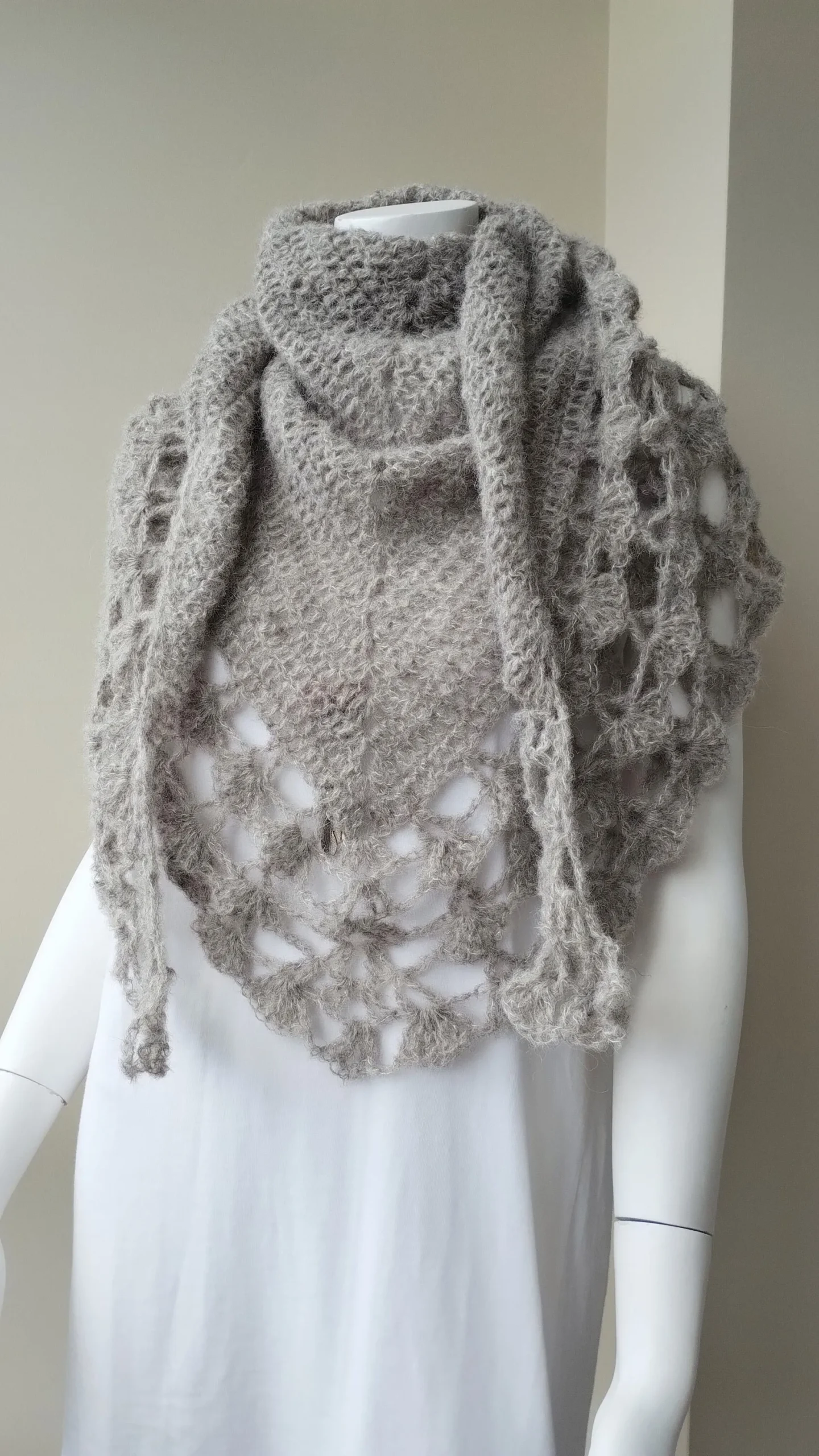 Chal de Crochet de Alpaca Gris - Imagen 6