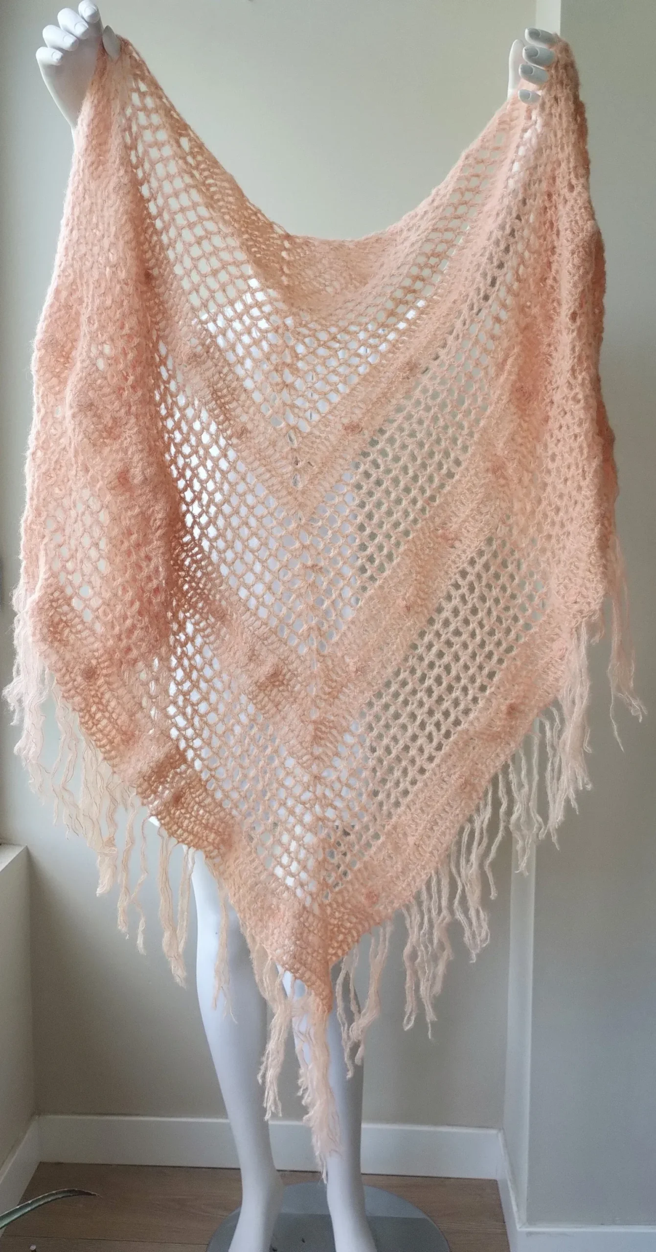 Chal de Crochet de Alpaca con Flecos. Albaricoque - Imagen 7