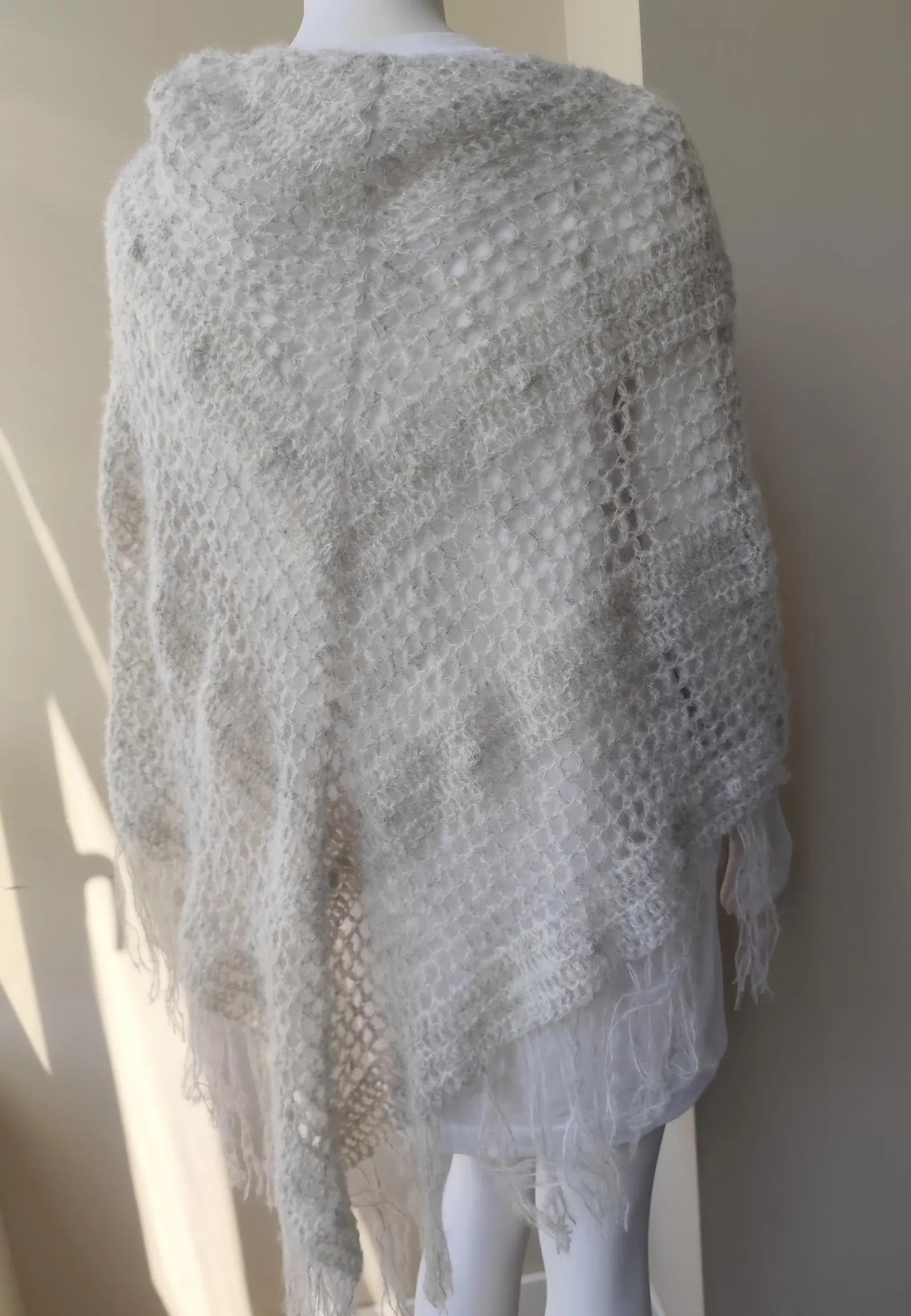 Chal de Crochet de Alpaca Gris con Flecos - Imagen 6