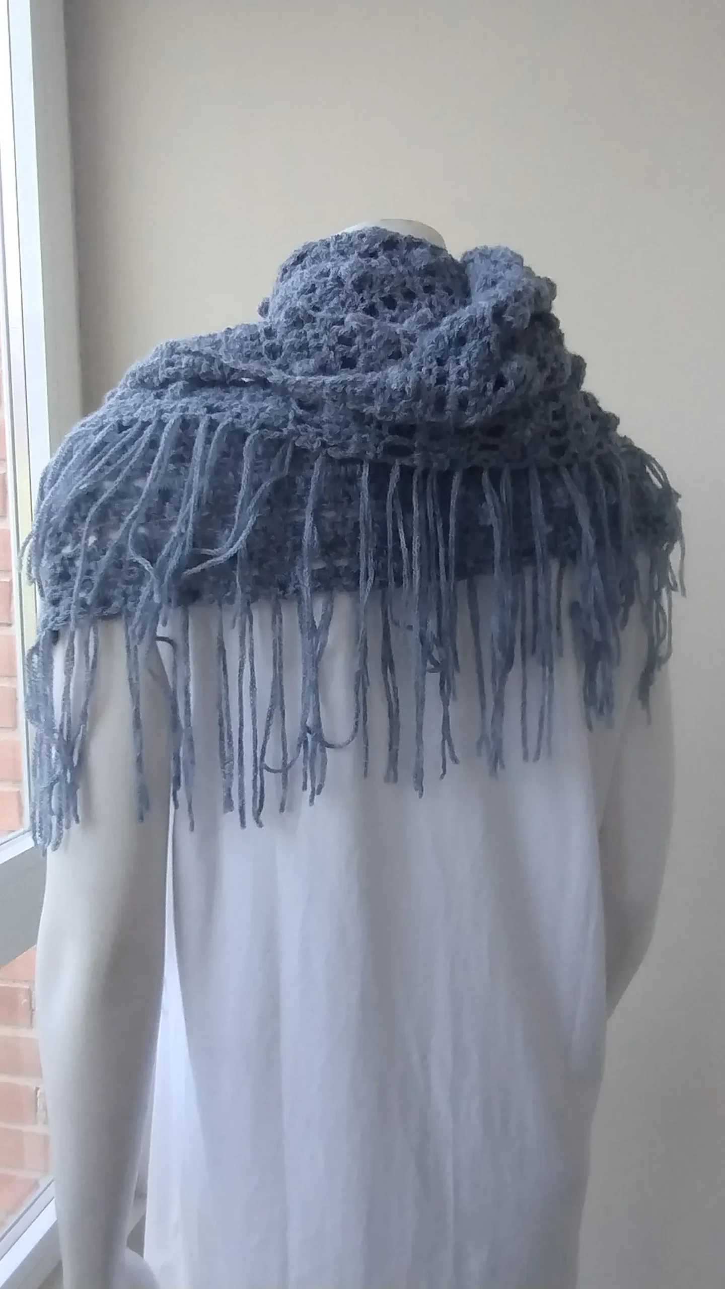 Chal de crochet color azul jeans con flecos hecho a mano - Imagen 8