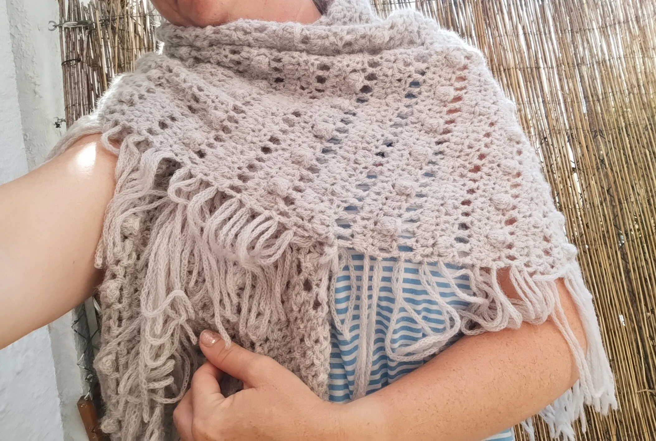 Chal de Crochet de Alpaca con Flecos. Gris Claro - Imagen 4