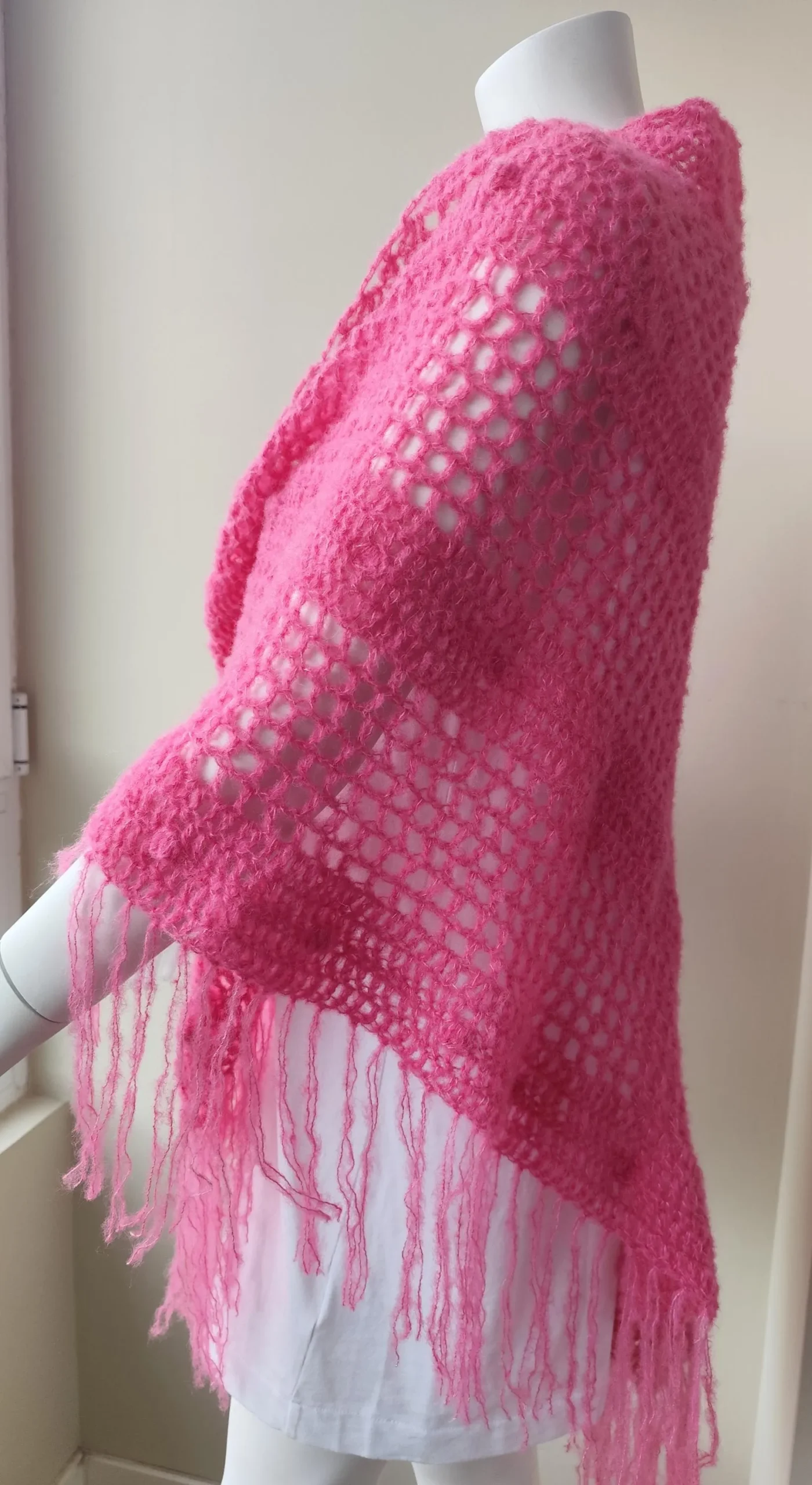 Chal de Crochet de Alpaca con Flecos. Rosa - Imagen 7
