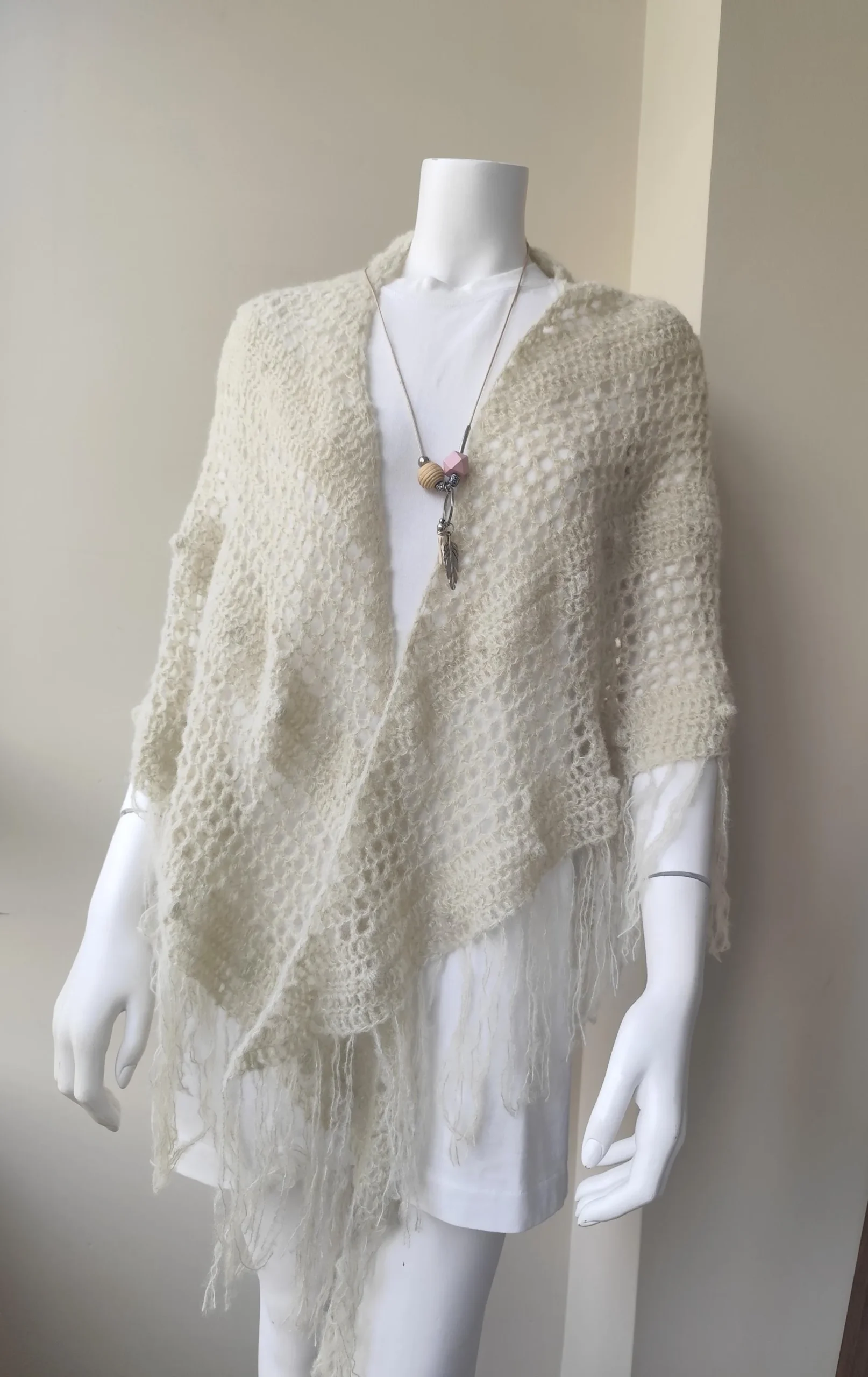 Chal de Crochet de Alpaca con Flecos. Blanco - Imagen 7