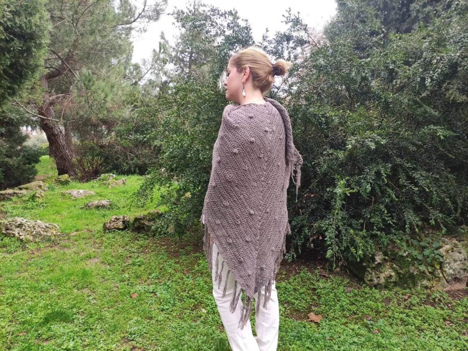 Chal de Crochet de Lana Vegetal con Flecos. Taupe - Imagen 6