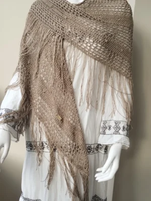 Chal beige de bambú de crochet hecho a mano