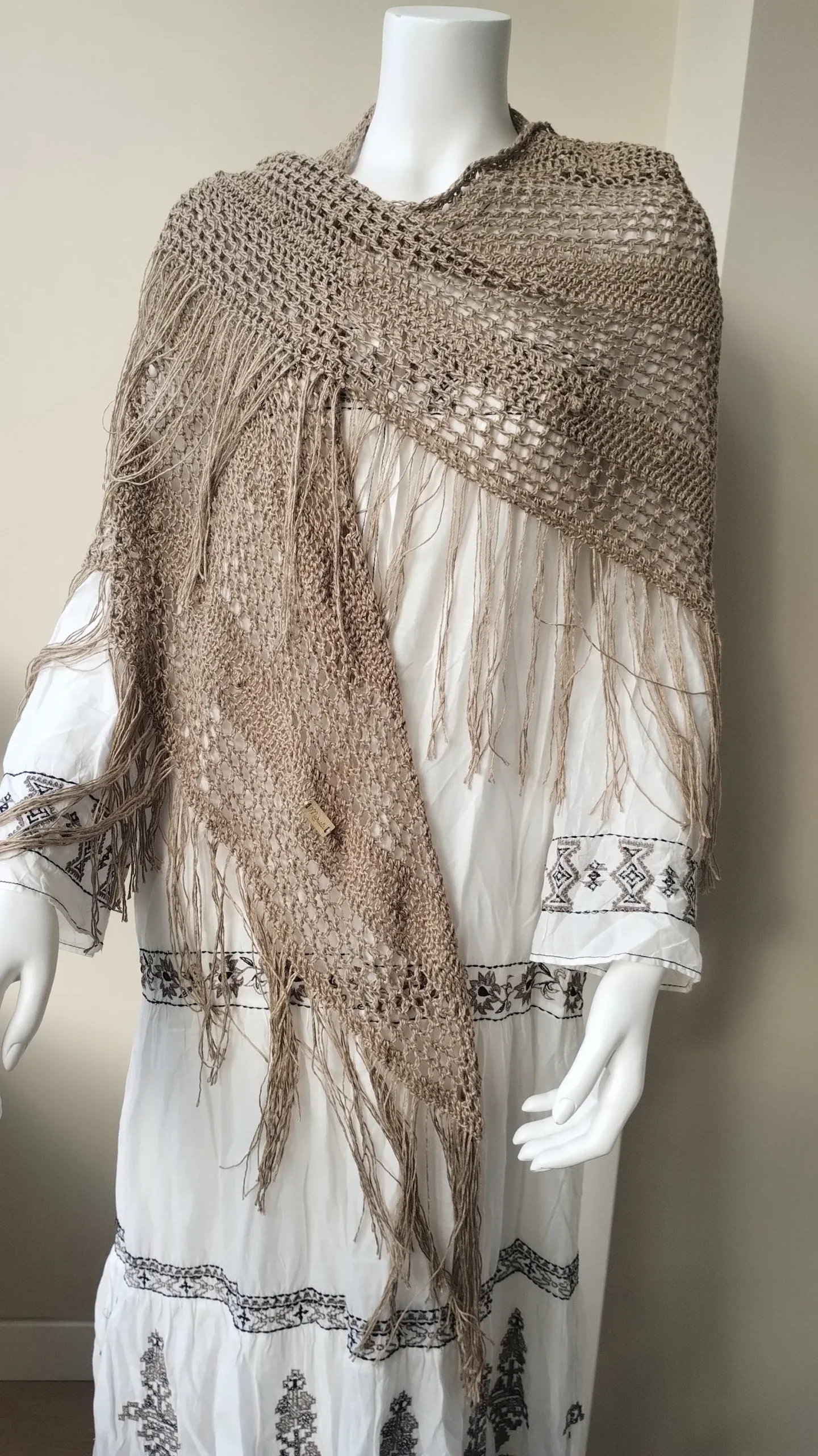 Chal beige de bambú de crochet hecho a mano
