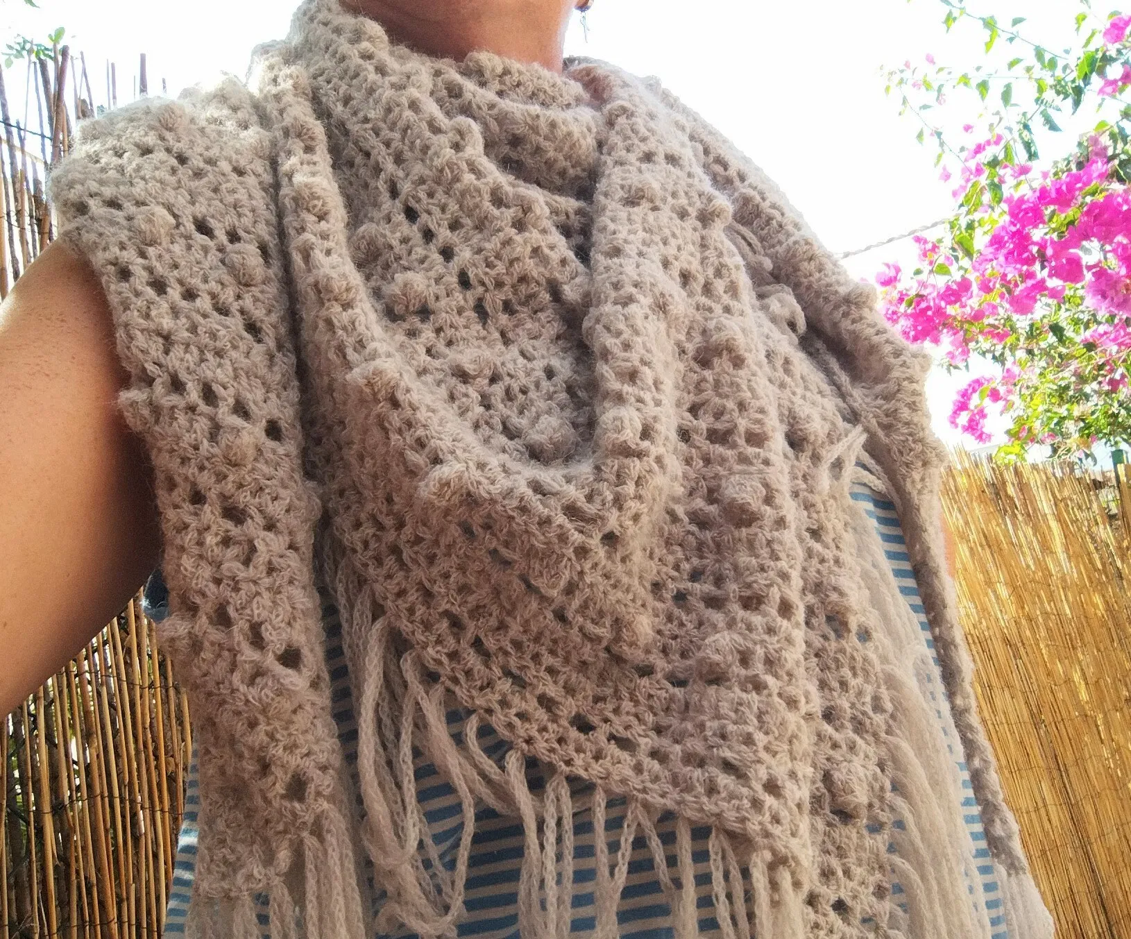 Chal de Crochet de Alpaca con Flecos. Gris Claro - Imagen 5