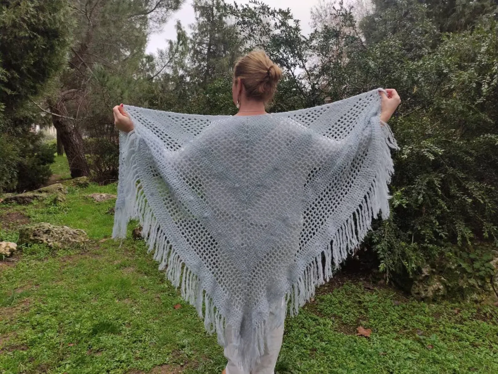 Chal de Crochet de Alpaca Gris con Flecos - Imagen 7