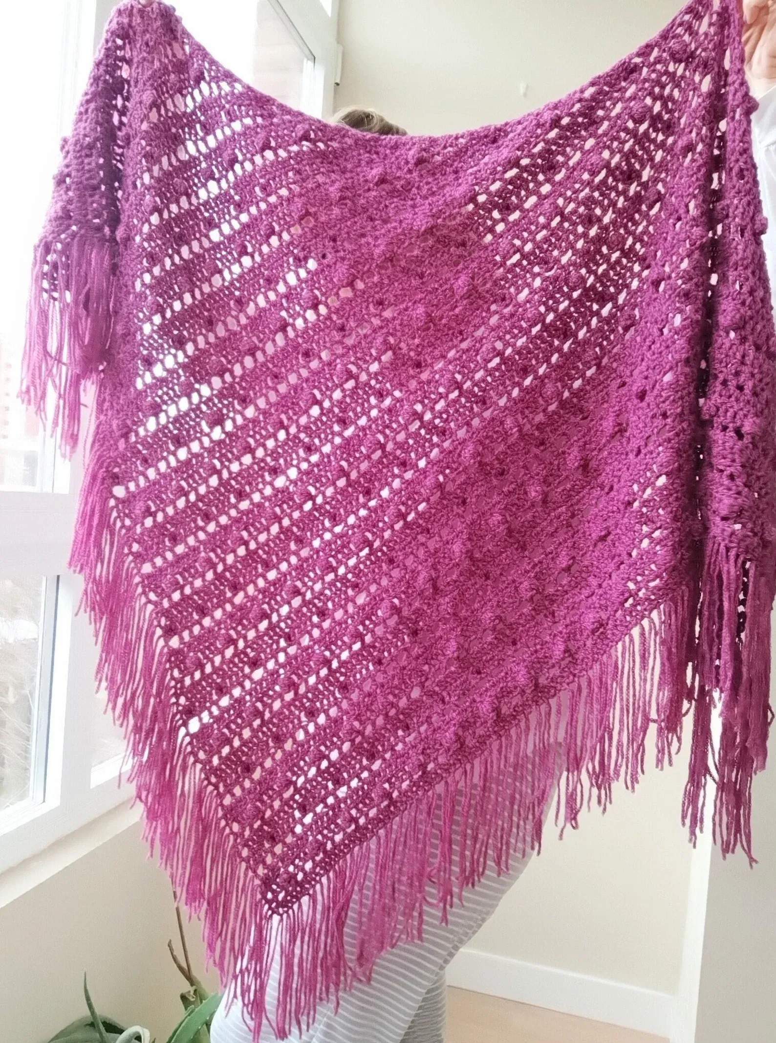 Chal de Crochet de Alpaca con Flecos. Cereza Suave - Imagen 5