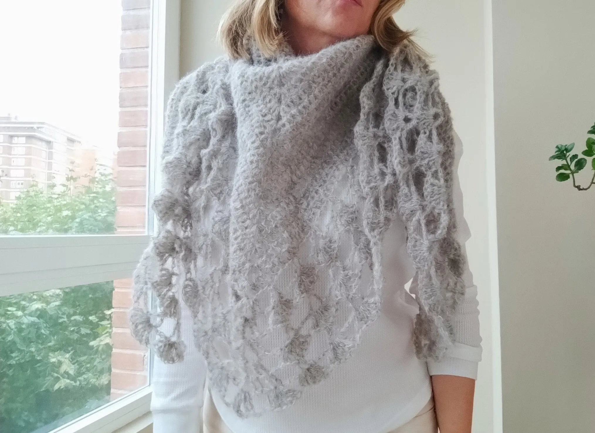 Chal de Crochet de Alpaca Gris - Imagen 7
